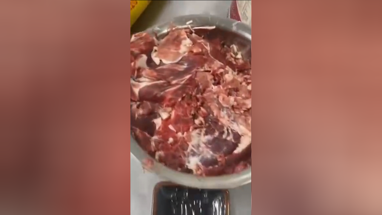 前员工爆料火锅店使用僵尸肉，食品安全问题引发关注警觉敲响警钟