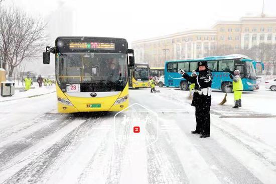 鹤岗破纪录暴雪，乘客雪中推公交的壮观景象